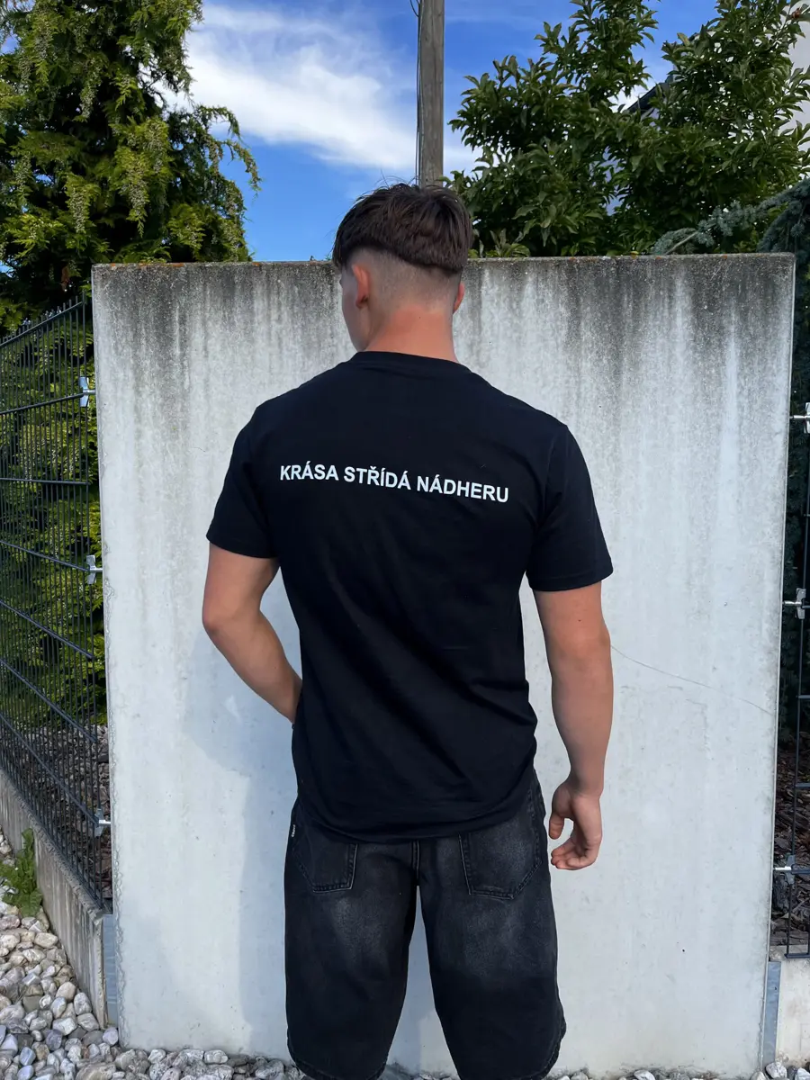 PeCar slogan na tričku zezadu